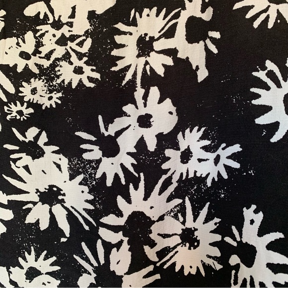 Black and White Floral Boxy Crop Top - Picture 4 of 5